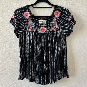 Savanna Jane | Embroidered Flower Loose Fitting Top | Size: Medium